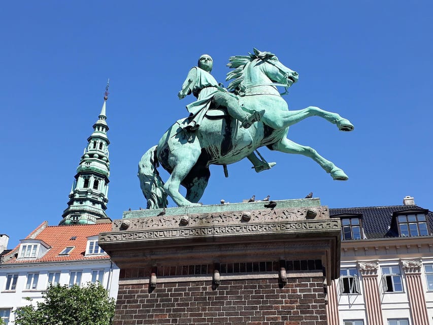 Copenhagen: 2,5-Hour 'Must See' Bike Tour with a Local Guide - Christiansborg Palace and Denmark’s royal story