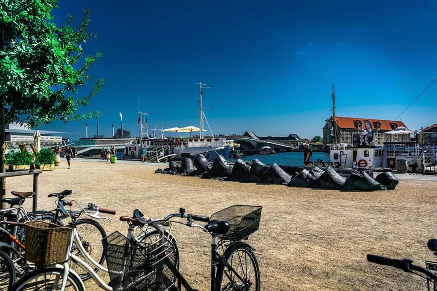 Copenhagen: 3-hour Private Guided Bike Tour - Amalienborg Palace, Nyhavn, and the Canal Side