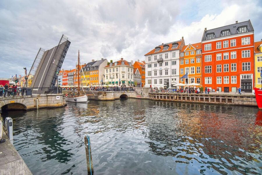 Copenhagen: Canal Boat Cruise & Old Town/Nyhavn Walking Tour - Starting under the Lur Blowers at City Hall