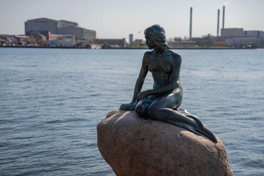 Copenhagen: Canal Boat Cruise & Old Town/Nyhavn Walking Tour - Arriving at Nyhavn before the boat