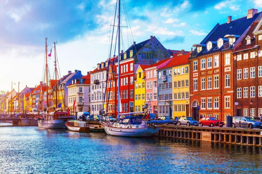 Copenhagen: Canal Boat Cruise & Old Town/Nyhavn Walking Tour - Three hours or four hours?
