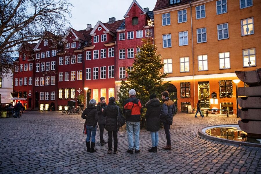 Copenhagen: Christmas Walking Tour with Treats and Drinks - Guide quality and the feel of the group