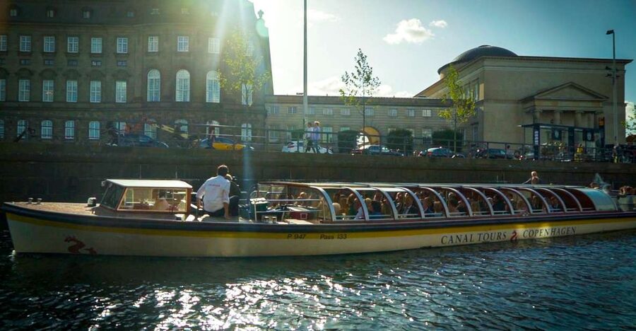Copenhagen: Classic Canal Tour & The Harbour - Returning through Slotsholmen