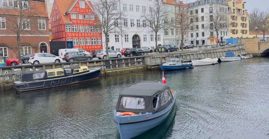 Copenhagen: Guided Canal Tour by Electric Boat - Starting at Ved Stranden beside Christiansborg Palace