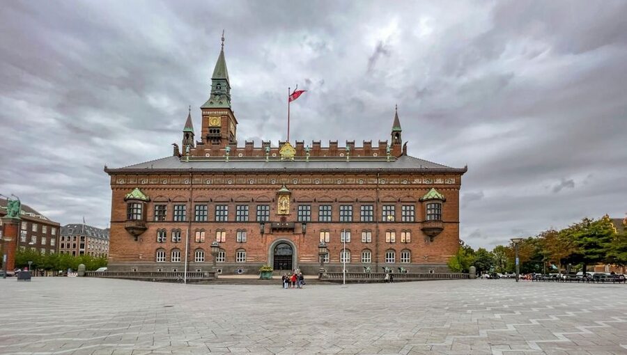 Copenhagen: Old Town and Nyhavn Private Family Tour - The three-hour museum option for younger children