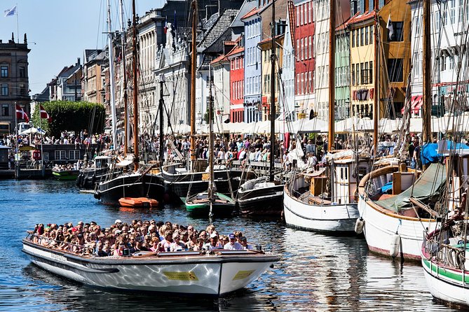 Copenhagen Sightseeing Classic Canal Tour With Live Guide - Slotsholmen and the city center from the harbor