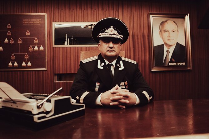 Downfall Spy Mission (Premium Private Escape Room) - The opening: briefing your team for trouble