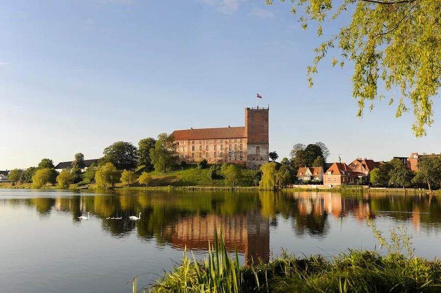 Kolding: Koldinghus Palace Entry Ticket - Approaching Koldinghus from the town