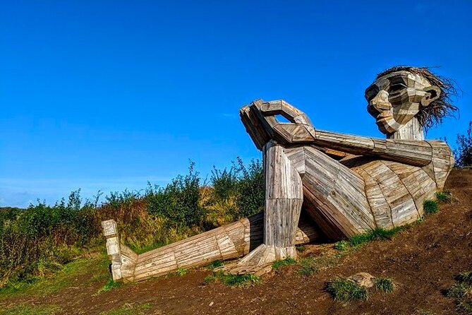 The Six Forgotten Giants Trolls Hunt with Minibus - Ishøj: Scrapwood gives Oscar Under the Bridge his character