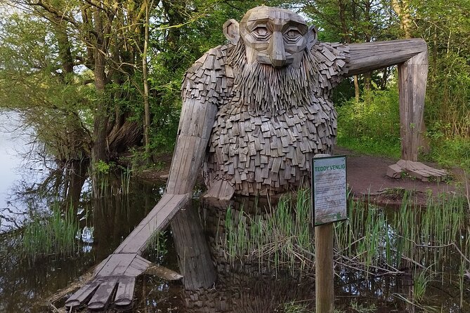 The Six Forgotten Giants Trolls Hunt with Minibus - Taastrup: Teddy Friendly reaches across the stream